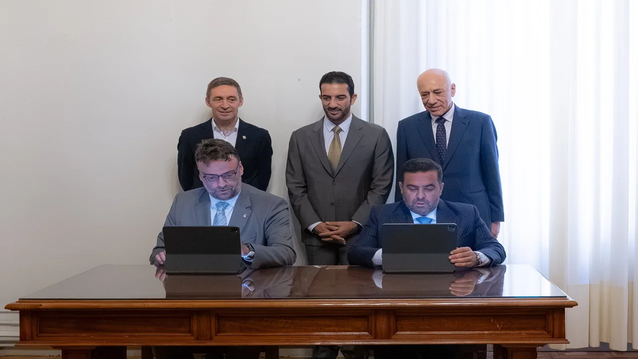 سلطان بن أحمد يوقع مذكرة تفاهم مع جامعة برشلونة لتعزيز التعاون